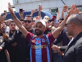 تحذيران لجماهير طرابزون التركي خلال استقبال محمد صلاح بالمطار