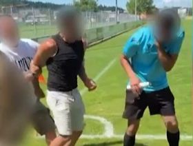 فيديو صادم.. والد لاعب يتحول إلى ملاكم ويعتدي على الحكم بعنف