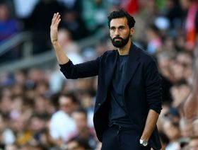 تغريم ألفارو أربيلوا وتحذيره بعد تشكيكه بالتحكيم في الدوري الإنجليزي