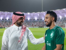 وزير الرياضة السعودي يدعم لاعبي الأخضر قبل مواجهة البحرين
