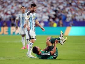 هل استحق ليونيل ميسي الطرد بعد دهس الجزائري عيسى ماندي؟