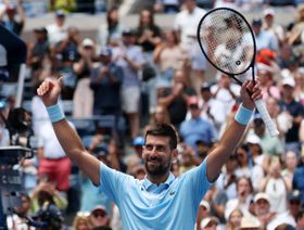 دجوكوفيتش يصعد للدور الثالث بأميركا المفتوحة معادلاً رقم فيدرر