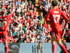 شاهد.. بالاس "المستفزّ" يدير ظهره للروح الرياضية ويحتفل بهدف قبيح