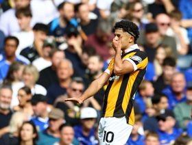 شاهد: زلزال جزائري.. بلومي يُدمّر تشيلسي بهدفين في 6 دقائق