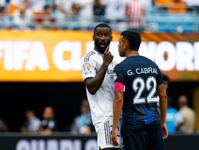 ريال مدريد يدعم روديغر بعد عنصرية "محتملة" ولاعب باتشوكا ينفي