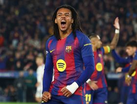 تحسباً لرحيل كوندي.. برشلونة يستفسر عن ظهير توتنهام