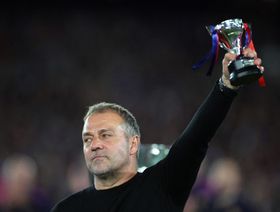 هانزي فليك يهدد عرش غوارديولا في برشلونة بأرقام قياسية