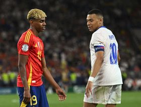 كيليان مبابي يدافع عن لامين يامال "الرائع": اتركوه وشأنه