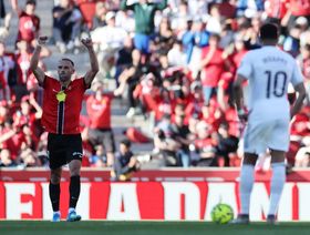 بعدما أبكى ريال مدريد.. موريكي هدّاف مايوركا يستسلم لدموعه ويشرح السبب