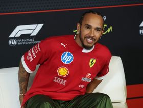 فورمولا 1.. سيارة فيراري الجديدة تثير حماس لويس هاميلتون