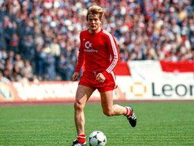 كيف فعلها؟.. تعرف على الرجل الذي لعب مباراتين في بلدين بيوم واحد