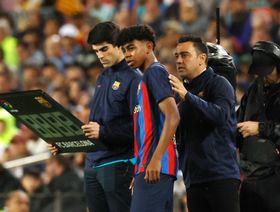 تشافي: فليك بنى على إرثي في برشلونة وربما أدرب البرازيل