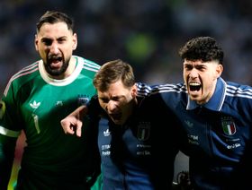 باستوني تحت مقصلة الإهانات وجمهور برشلونة يستغل الموقف