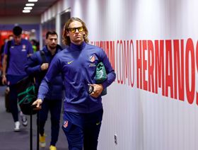 المعركة تشتعل.. جمهور برشلونة يحطم زجاج حافلة أتلتيكو