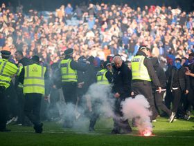 شاهد.. اشتباكات بين المشجعين في الملعب بعد فوز سلتيك على رينجرز