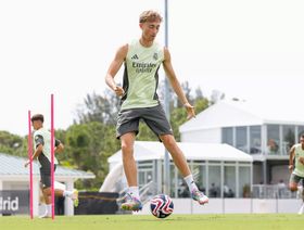 دين هويسن يشق طريقه نحو قيادة دفاع ريال مدريد رغم الصعوبات