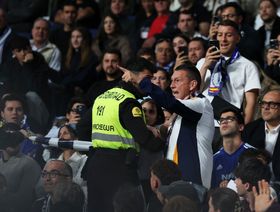 جماهير ريال مدريد تصب غضبها على الرئيس فلورنتينو بيريز