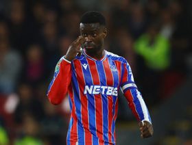 مدافع كريستال بالاس يشعل "معركة" بين أندية أوروبية كبرى