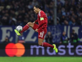 "لا تدمروا الشباب".. فان دايك يوجه نصيحة لروني ومحللي المباريات