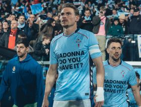 "ملكة البوب" مادونا تكشف لغز قميص سيلتا فيغو بعد 36 عاماً