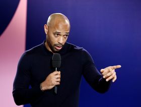 تييري هنري ممازحاً: قميص ريال مدريد قد يساعدني على استعادة شعري