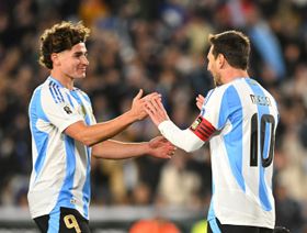 شاهد.. ميسي يسجل هدفاً رائعاً للأرجنتين في مباراة الوداع
