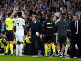 كابوس ريال مدريد.. حكم مباراة أوساسونا طرد 3 من لاعبيه أمام سيلتا فيغو