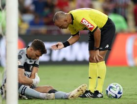 شاهد.. جدل في البرازيل بعد طرد حارس مرمى بسبب إهدار الوقت