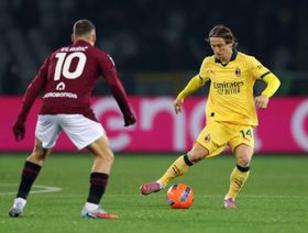 لعبة الكراسي مستمرة.. ميلان ينتزع صدارة الدوري الإيطالي بعد "ريمونتادا"