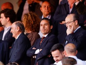 بشكوى من والده.. رئيس نادي إشبيلية يمثل أمام القضاء