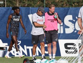 "غداء عائلي" بين كونتي ورئيس نابولي لحسم الصفقات الجديدة