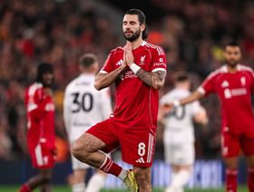 شاهد.. ليفربول يسحق بارنسلي وسوبوسلاي يتذكر صلاح ويثير الاستغراب