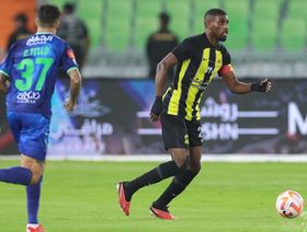 الاتحاد الآسيوي يوقف أحمد شراحيلي ويعاقب الاتحاد والأهلي والهلال