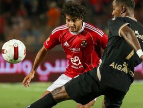 إيقاف لاعب الأهلي ومدرب بيراميدز بعد الطرد في الدوري المصري