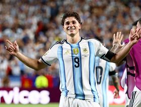 هل بدأ برشلونة يفقد الأمل في التعاقد مع خوليان ألفاريز؟