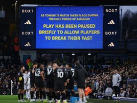 ليدز يونايتد ينتقد أنصاره بعد حادثة إفطار اللاعبين الصائمين