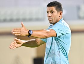 الجزيرة يقيل مدربه الحسين عموتة بعد هزيمته في أول مباراة بالدوري