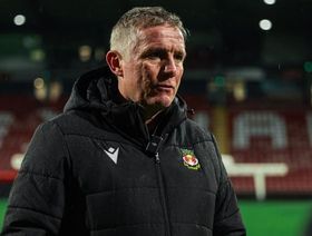 نادي ريكسهام يمنح المدرب فيل باركنسون "وظيفة مدى الحياة"