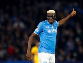 أوسيمين يصل إلى نيجيريا والهلال لا يزال ينتظر قرار اللاعب