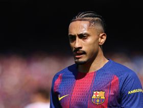 رافينيا يعود إلى برشلونة ويسابق الزمن للظهور في الكلاسيكو