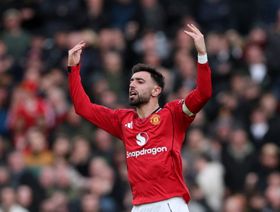 هزم رايس وهالاند.. برونو فرنانديز "لاعب العام في إنجلترا" من رابطة الكتّاب