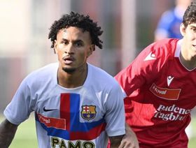 لماذا يرتدي يوفنتوس السويسري قميص برشلونة القديم؟