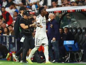 فينيسيوس "يهدد بالرحيل" عن ريال مدريد بعد شجاره مع تشابي ألونسو