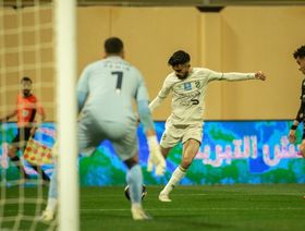 شاهد.. حارس ينقذ ركلتي جزاء ثم يسجل ضد مرماه في خسارة ضمك أمام الحزم