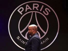 لويس إنريكي ممازحاً كومباني: هل أعجبتك المباراة من المدرجات؟