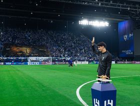 شاهد.. جمهور الهلال يحتفي بالحارس ياسين بونو في الدقيقة 37