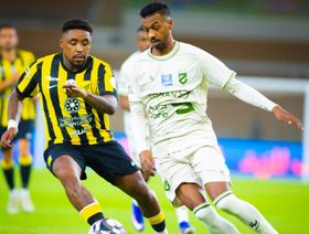 شاهد.. طرد ديابي في الشوط الأول من مباراة الاتحاد والحزم