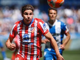 أتلتيكو مدريد يغري خوليان ألفاريز بـ"أعلى راتب" لإبعاده عن برشلونة
