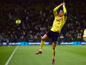 شاهد.. كريستيانو رونالدو يسجل دون تعمد "بظهره" ثم يضحك بشدة