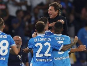 نابولي يستعيد صدارة الدوري الإيطالي بعد فوز شاق على بيزا